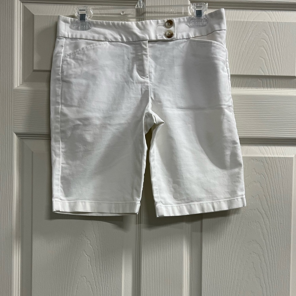 Ann Taylor Signature Fit Lower on Waist White Bermuda Shorts Size 4 Petite GUC